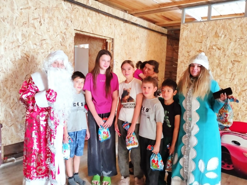 В Чите ​«Берегиня» принесла новогоднее чудо в дома детей с ОВЗ: Дед Мороз и Снегурочка поздравили семьи на дому